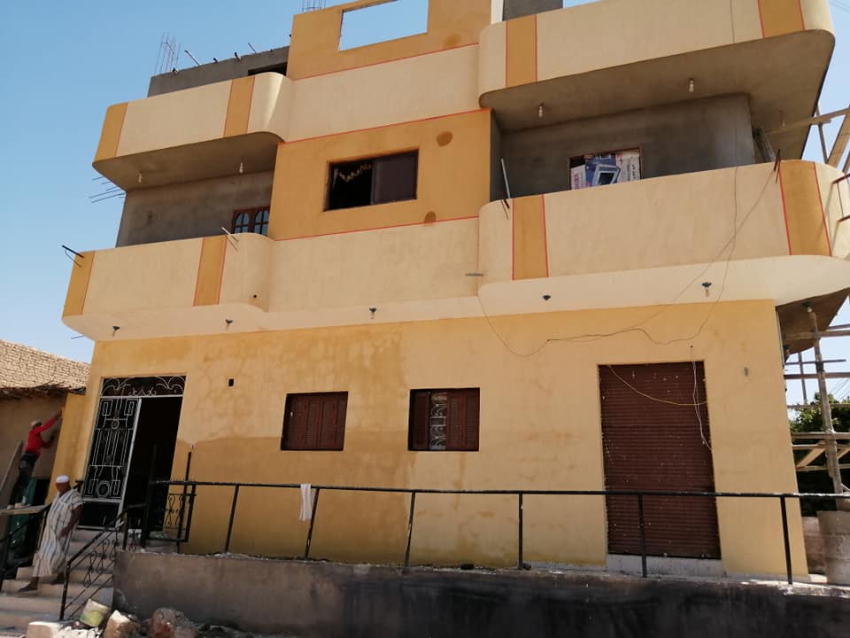 أصحاب المنازل والعقارات بمدينة الطود يواصلون طلاء منازلهم باللون الموحد (8)