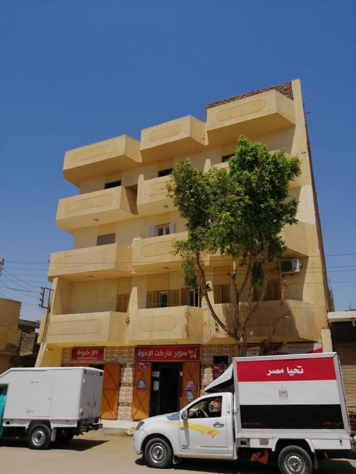 أصحاب المنازل والعقارات بمدينة الطود يواصلون طلاء منازلهم باللون الموحد (4)