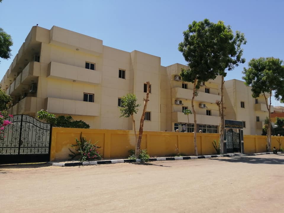 أصحاب المنازل والعقارات بمدينة الطود يواصلون طلاء منازلهم باللون الموحد (3)