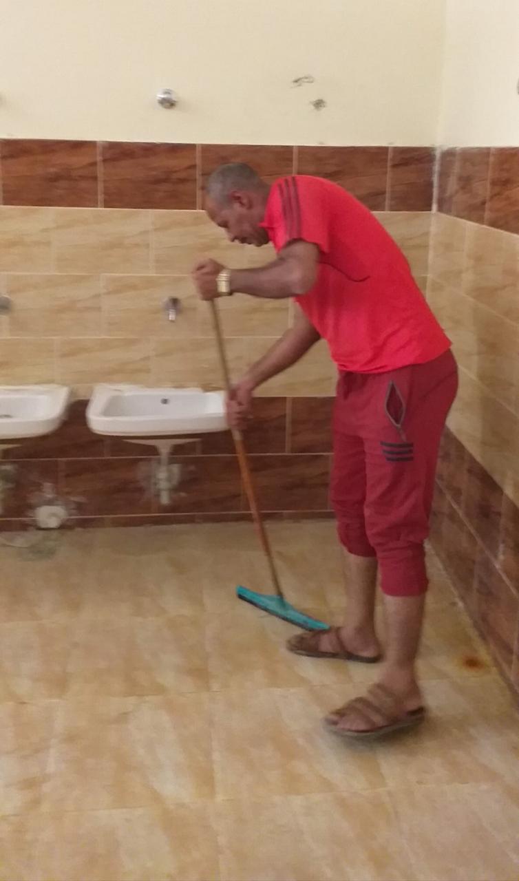 مدير مدرسة للتعليم الأساسى بأسيوط ينظف الحمامات استعدادا للعام الدراسى الجديد (2)