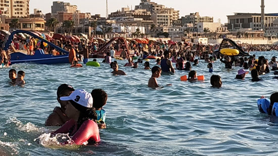 شاطئ مطروح العام يستقبل ألاف المصطافين يوميا لقربه من وسط المدينة (4)