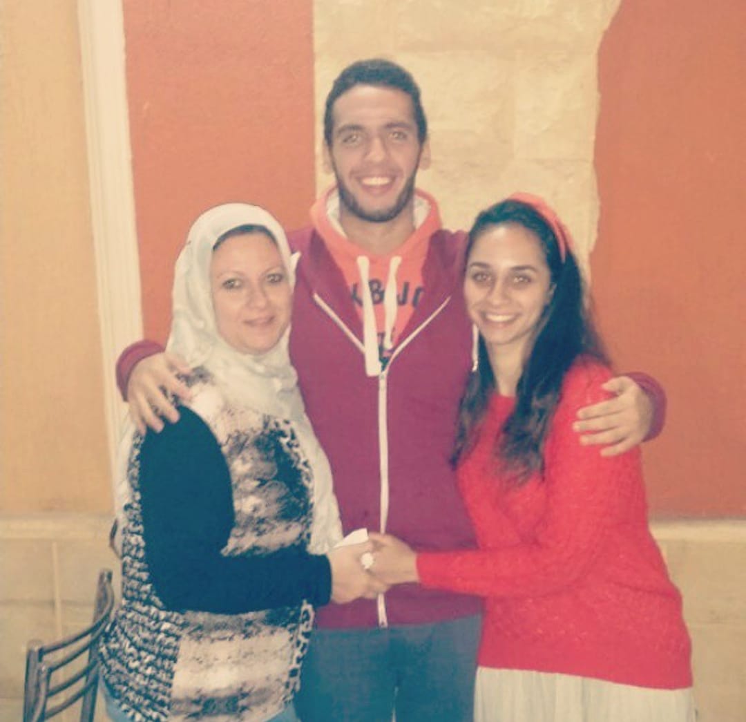 أحمد أكرم ووالداه و شقيقته