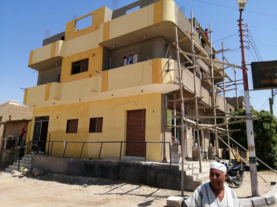 أصحاب المنازل والعقارات بمدينة الطود يواصلون طلاء منازلهم باللون الموحد (2)