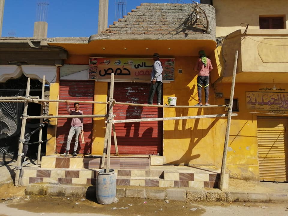 أصحاب المنازل والعقارات بمدينة الطود يواصلون طلاء منازلهم باللون الموحد (1)