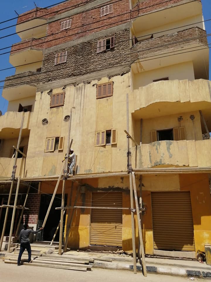 أصحاب المنازل والعقارات بمدينة الطود يواصلون طلاء منازلهم باللون الموحد (5)