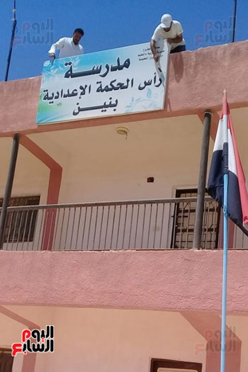 معلمى شمال سيناء يركبون لافتة جديدة لمدرستهم