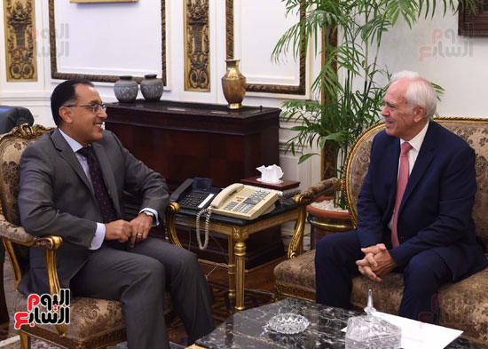 رئيس الوزرا يستقبل السفير اليوناني بالقاهرة (1)