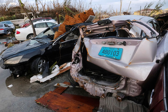 تدمير-السيارات-بسبب-الإعصار