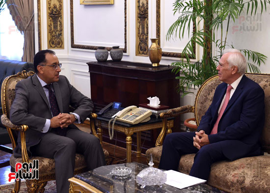 رئيس الوزرا يستقبل السفير اليوناني بالقاهرة (2)