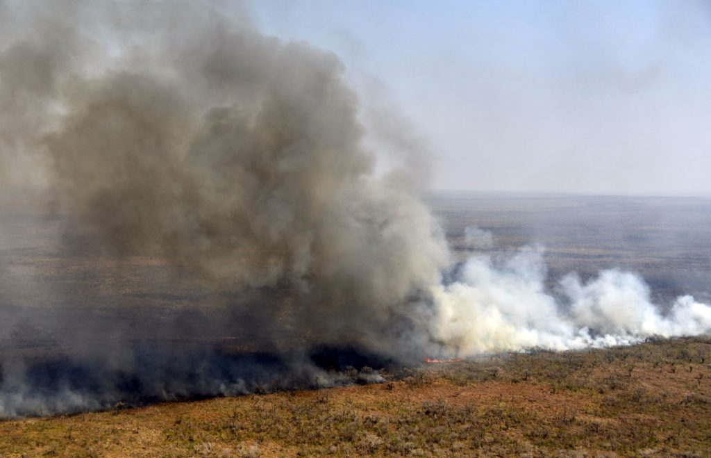 منظر جوي لدخان يتصاعد من حريق قرب شاراجوا في بوليفيا ، على الحدود مع باراجواي