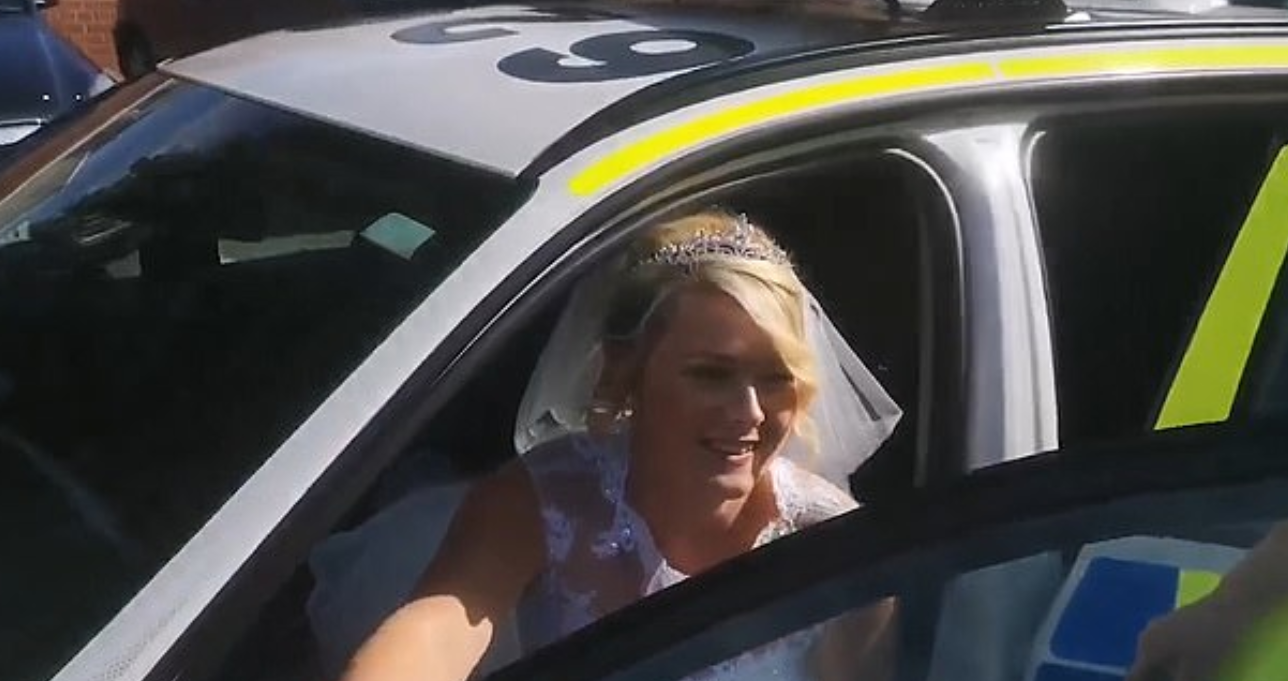 العروس فى سيارة الشرطة