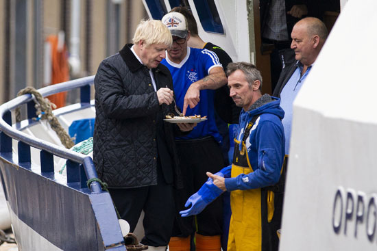 بوريس جونسون يتناول وجبة سمك