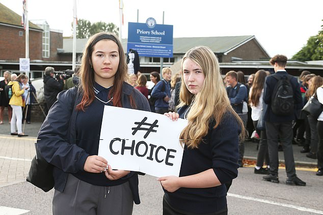 إحتجاج أولياء الأمور والفتيات على مدرسة بريطانية  (5)