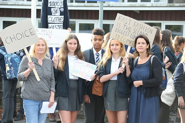إحتجاج أولياء الأمور والفتيات على مدرسة بريطانية  (1)