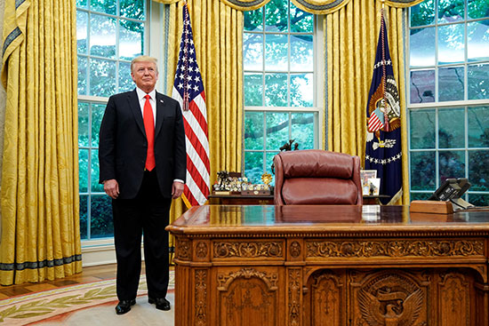 دونالد ترامب بجوار مكتبه