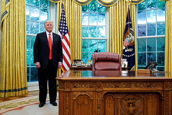 دونالد ترامب داخل مكتبه