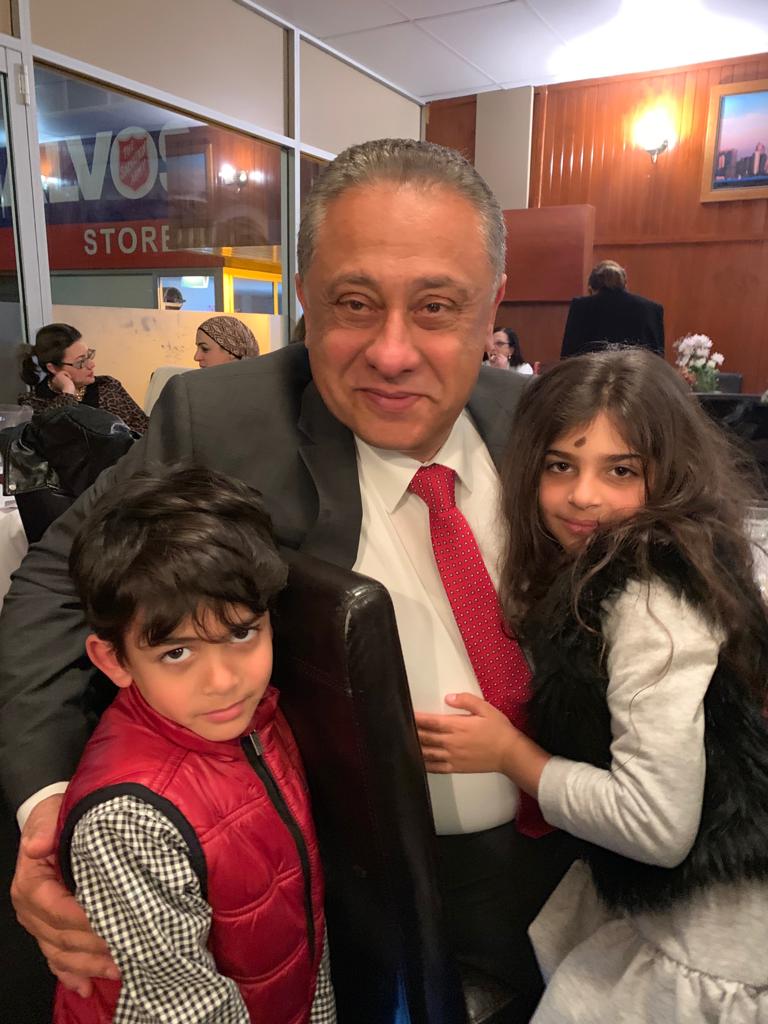 السفير المصري يحتضن الطفلين سينثيا مرقص وآدم مرقص