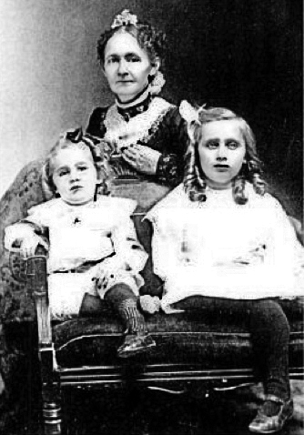 آنا ماري روبرتسون موسى مع اثنين من أطفالها