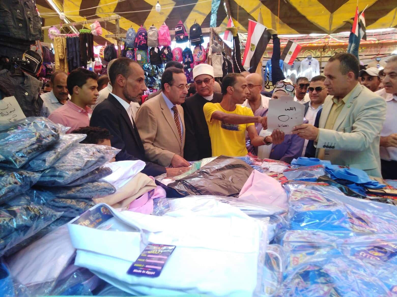 محافظ شمال سيناء يتفقد معرض العودة للمدارس (2)