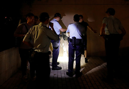 الشرطة يفحصون المتظاهرين