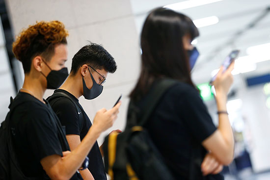 محتجون يتابعون الأخبار عبر هواتفهم المحمولة