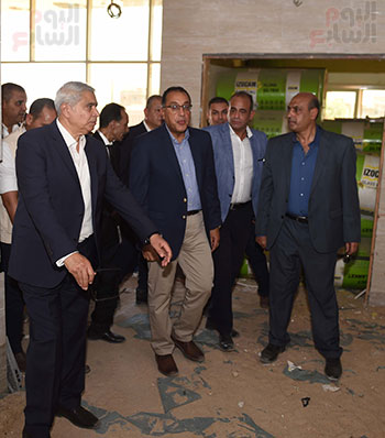 مصطفى مدبولى خلال زيارة مستشفى سمالوط النموذجى (6)