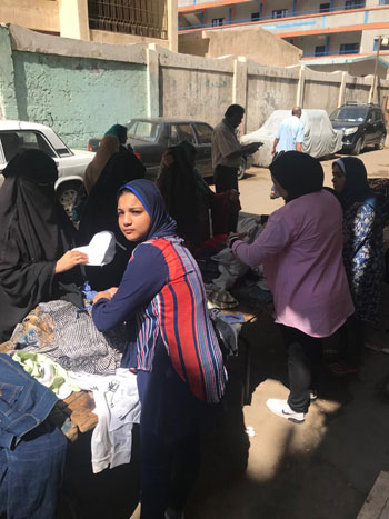 حزب الحرية المصرى بالإسكندرية يقيم سوق خيرى لبيع مستلزمات المدارس (3)