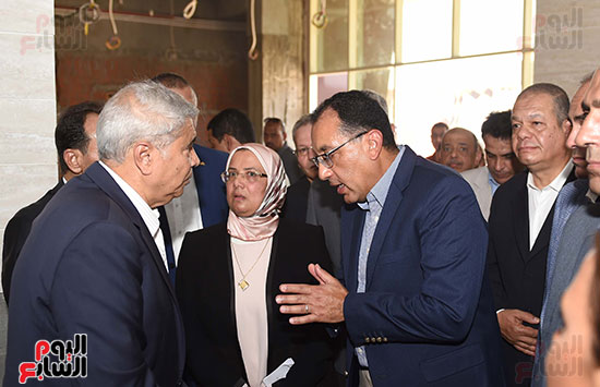 مصطفى مدبولى خلال زيارة مستشفى سمالوط النموذجى (4)