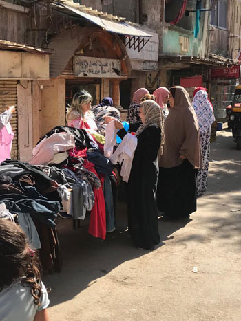 حزب الحرية المصرى بالإسكندرية يقيم سوق خيرى لبيع مستلزمات المدارس (2)