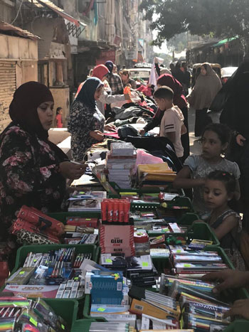 حزب الحرية المصرى بالإسكندرية يقيم سوق خيرى لبيع مستلزمات المدارس (1)