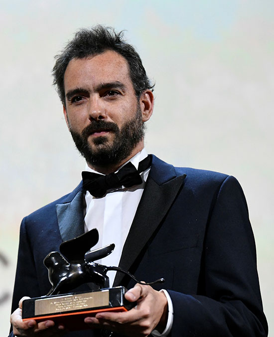 المخرج ثيو كورت يفوز بعد الفوز بجائزة أوريزونتي لأفضل مخرج.