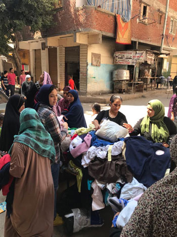 حزب الحرية المصرى بالإسكندرية يقيم سوق خيرى لبيع مستلزمات المدارس (4)