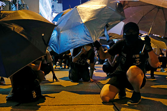 المحتجون يفترشون الأرض