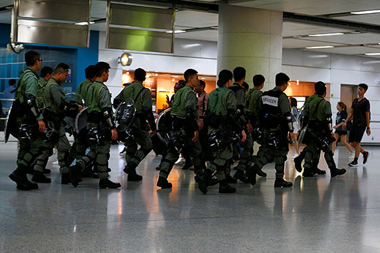 دوريات الشرطة تتابع الأحداث داخل محطات المترو