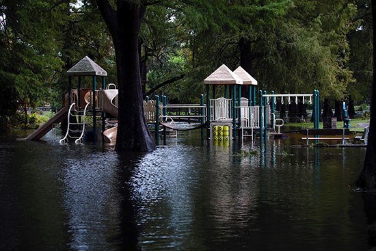 مياه الإعصار تغمر شوارع كارولينا الشمالية