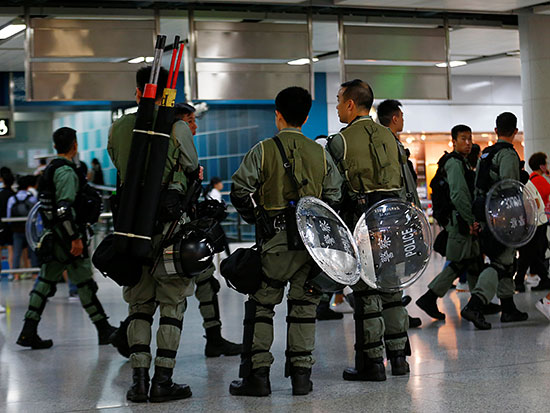 دوريات شرطة داخل محطات المترو