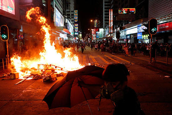 متظاهرون يشعلون النيران