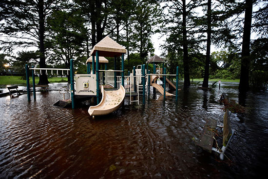 مياه الإعصار تغرق شوارع كارولينا