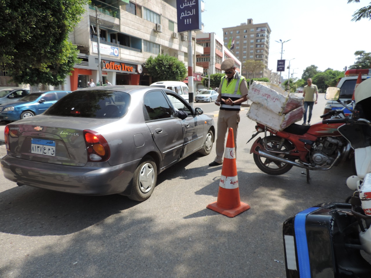  حملة مكبرة بمدينة بنها لضبط الضغط المرورى والمركبات المخالفة (7)