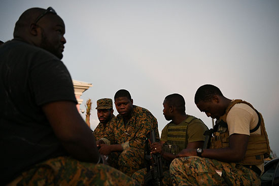 أفراد من الجيش الباهامى فى لحظات استراحة
