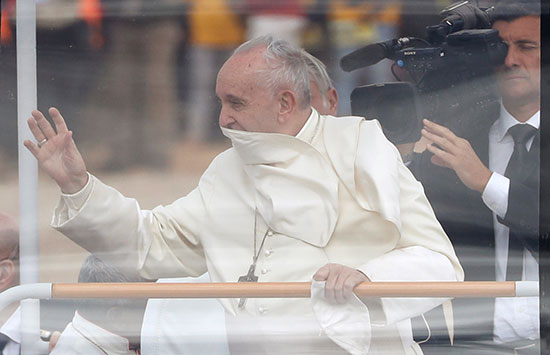 البابا يلوح للمواطنين