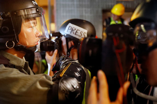 هونج كونج تطلق الغاز المسيل للدموع لتفريق المحتجين