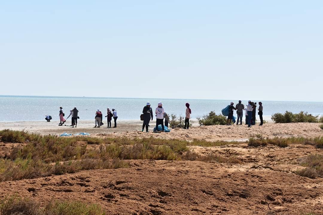 حملة أزالة النفايات من شواطئ البحر الأحمر (1)