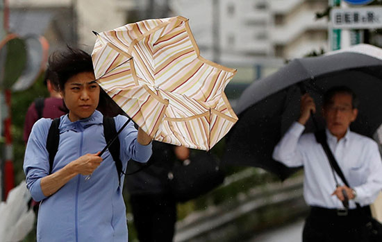 حمل المظلات للحماية من الإعصار