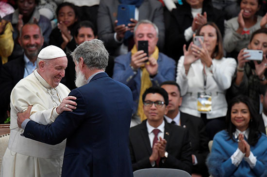 البابا يرحب بالأب بيدرو أوبيكا