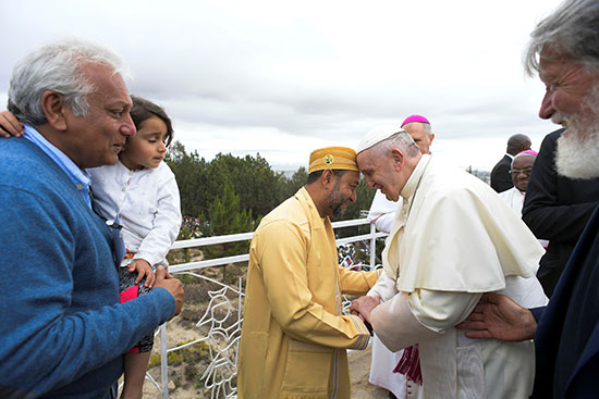البابا فى لقاء مع أحد رجال الدين المسلمين فى مدغشقر