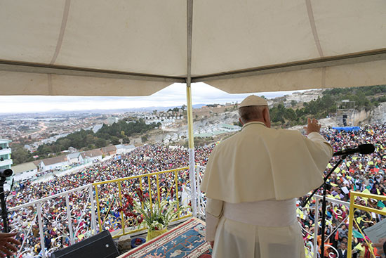البابا يلوح للحضور