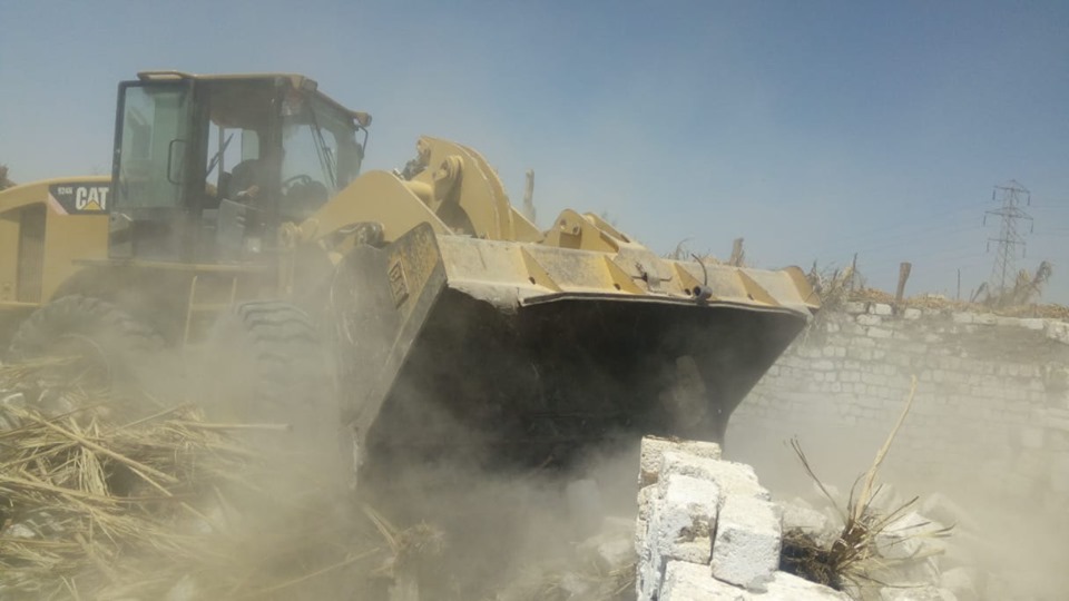 إزالة 25 حالة تعدي علي فدان و6 قراريط بمدينة إسنا جنوبي الأقصر (2)