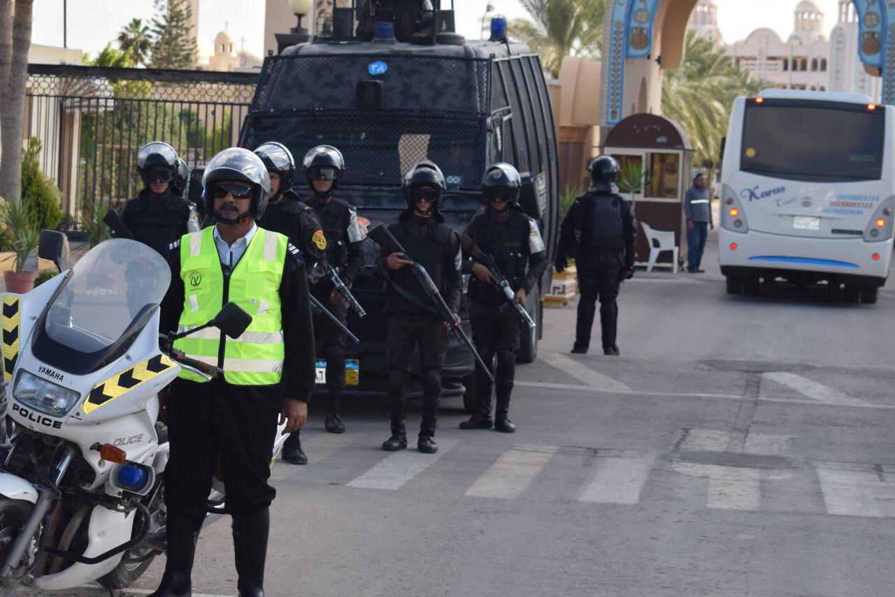 يقظة رجال الشرطة أمام الكنائس يقظة رجال الشرطة أمام الكنائس