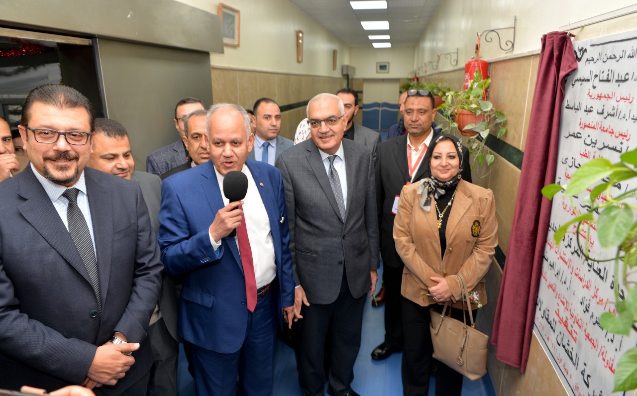 رئيس جامعة المنصورة يفتتح 15 وحدة عناية مركزة بمستشفى الطوارئ  (1)